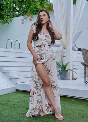 Горячая штучка хвастается голой киской на даче