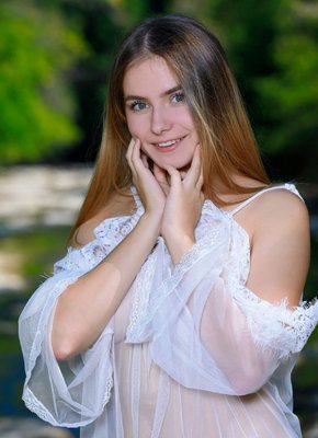 Сексуальная куколка с красивой нежной попкой