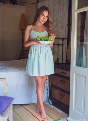 Дамочка с сочной задницей позирует на камеру