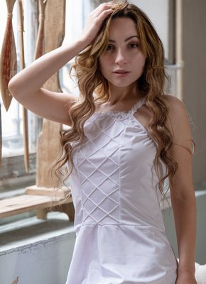 Кокетливая дамочка оголила бритую писю