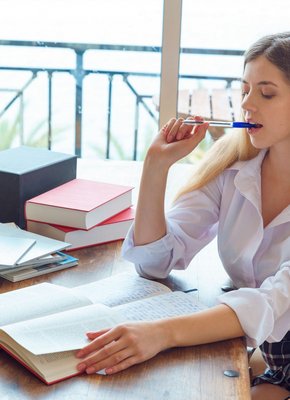 Молодая голая училка показала упругие сиськи