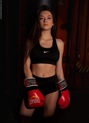 Потная спортсменка оголила большие буфера