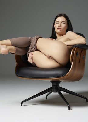 Брюнетка с плоскими титьками сняла штаны