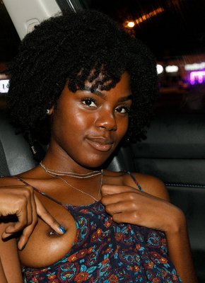 Негритянка показала попку под юбкой