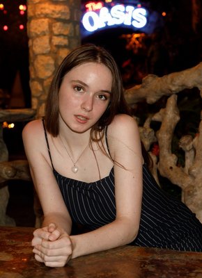 Девушка засветила трусики на прогулке