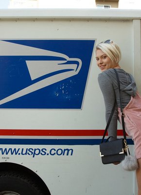 Блондинка показала трусы под юбкой и сиську