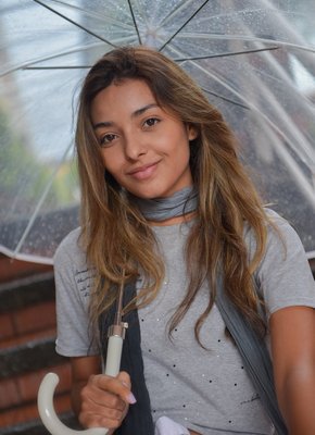 Молодя девка светит плоские сиськи