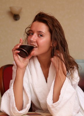 Разгоряченная детка отдыхает после бани