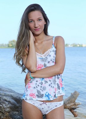 Загорелая худышка с бритой темной пиздой