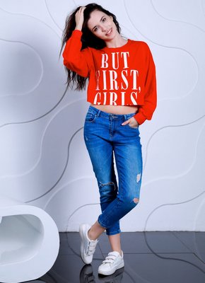 Молодая брюнетка с упругими сиськами сняла джинсы