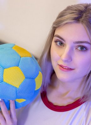 Девушка с натуральными сочными сиськами