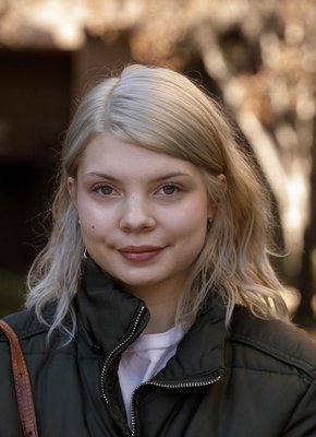 Девушка показывает свои прелести дома