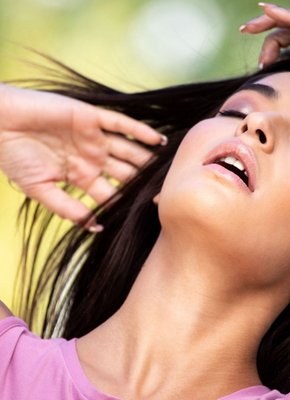 Милая худышка с плоской грудью разделась у бассейна