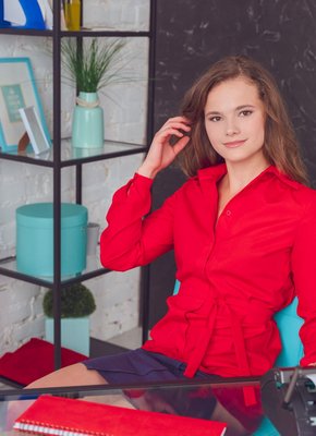 Молодая секретарша оголила стройное тело