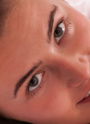 Разделась и раздвинула ноги в постели