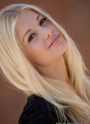 Блондинка с красивыми половыми губами