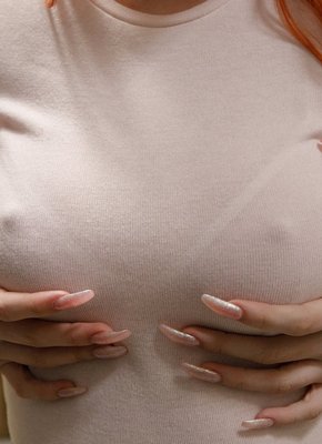 Рыжая шалунья гуляет в короткой юбке