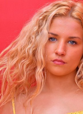 Извращенка гуляет в короткой юбке без трусов