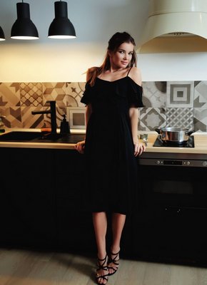 Показала бритую письку крупным планом