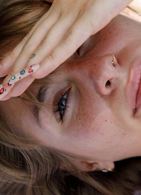 Скромная девка в шортиках показала сиськи