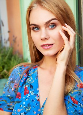 Сельская красавица в платье без трусов