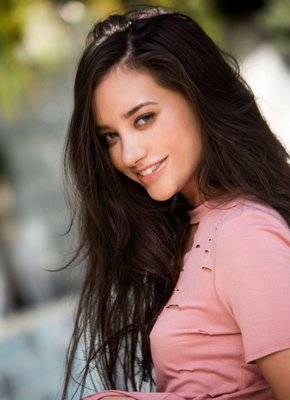 Сексуальная крошка возбуждающе оголилась у бассейна