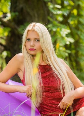 Блондинка на природе показала сексуальное голое тело