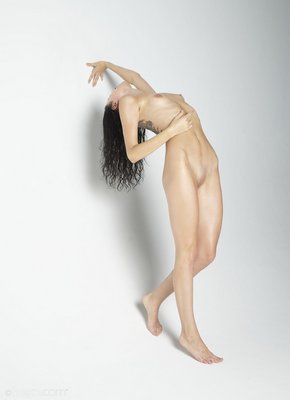 Худощавая высокая модель стягивает майку