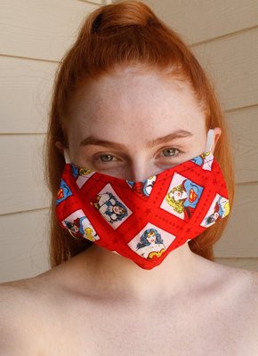 Рыжая девица в маске и облегающем платье