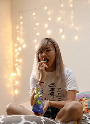 Титястая азиатка позирует в постели