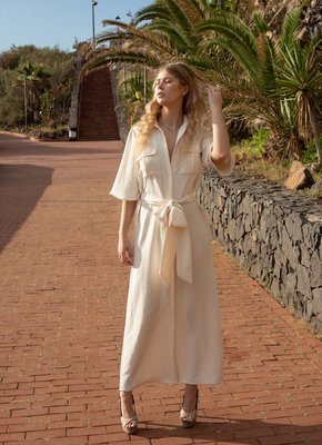 Эксгибиционистка с сексуальным телом гуляет на улице