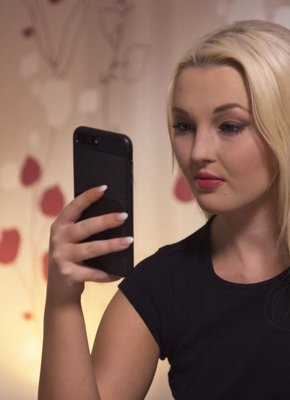 Блондинка сняв колготки раздвинула ноги на кровати