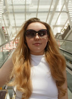 Гуляющая на улице девка засвечивает трусы и письку