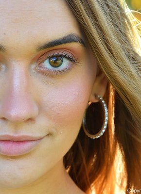 Бритая киска под джинсовыми шортами