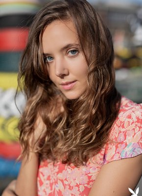 Стройняшка раздевается на улице