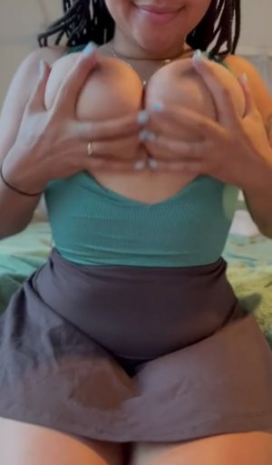 Миленькая негритяночка с дредами хватает себя за дойки и сексуально их лапает