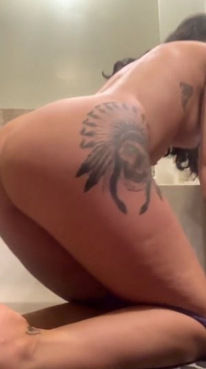 Откровенная брюнетка снимает свои трусики в ванной и растягивает пальцами киску