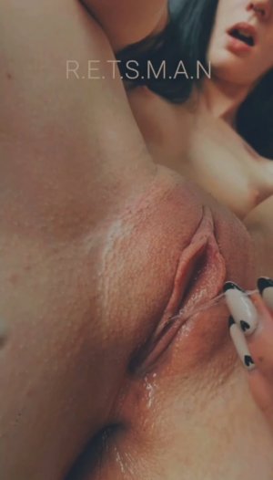 Хрупкая брюнеточка нежно проводит пальчиками по своей побритой пизде